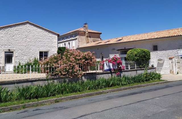 Newly renovated child friendly gîtes, secure heated swimming pool & 2 play areas