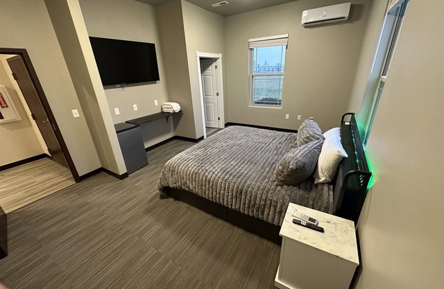 Newly Remodeled! - B6 - Large King ADA Accessible