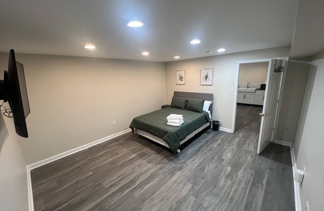 Newly Remodeled Basement Apt w/ Wi-Fi, free parking & self check-in