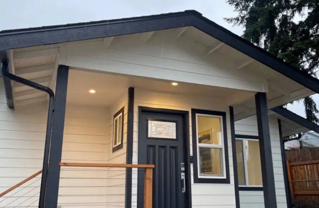 NEWLY REMODELED Cozy Bremerton Bungalow! Fenced Pet-Friendly Yard!