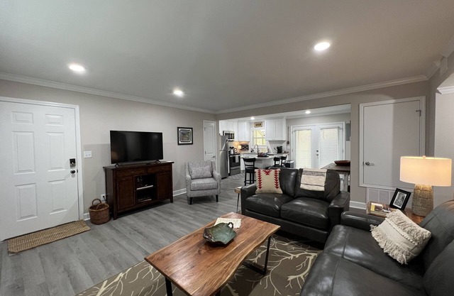 Newly remodeled cozy condo, walking distance to campus or jump on the shuttle.