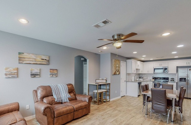 Newly remodeled home 15 mins from downtown & bishop arts