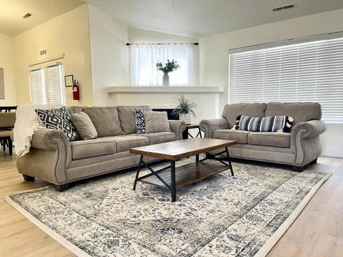 Newly Remodeled Home Near Zion - Patio & Grill