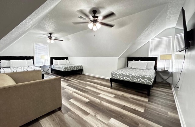 Newly remodeled Spacious 6 BR home in East Memphis