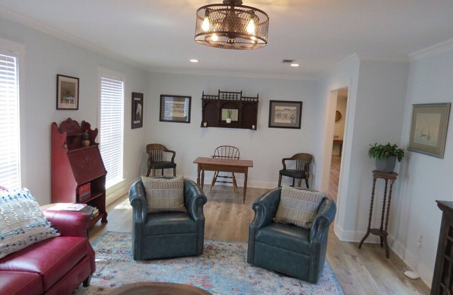 Newly remodeled townhouse with easy access to quaint, downtown Salado.
