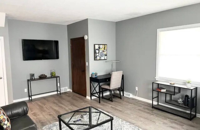 Newly Remodeled in Cuyahoga Falls! Close to everything!
