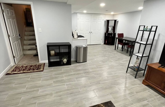 Newly Renovated 2 Bedroom Gf Apt near PHL Airport - 2710 Dothan