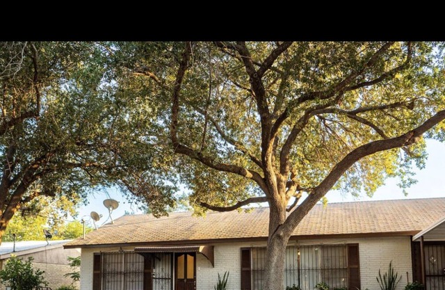 Newly Renovated 3br/2b-The Laredo House!