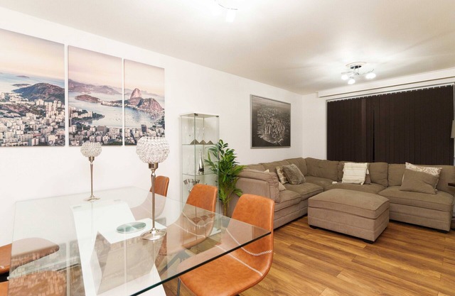 Newly renovated 6 bedroom house Sleeps 10 in Leeds