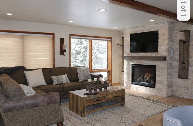 Newly renovated 6 BR family home close to Downtown Breckenridge