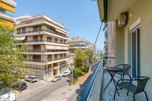 Newly Renovated Apartment next to Piraeus Marina