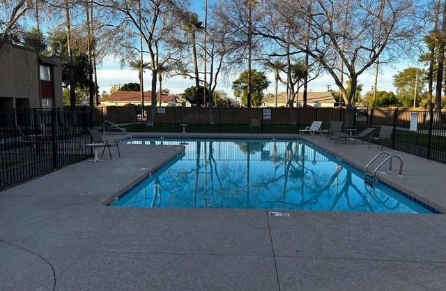 Newly renovated *Close to Old Town Scottsdale*work area, Wi-Fi, large TV