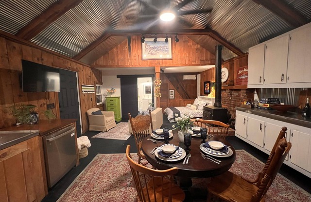 Newly renovated cottage close to waterfront and boat ramps