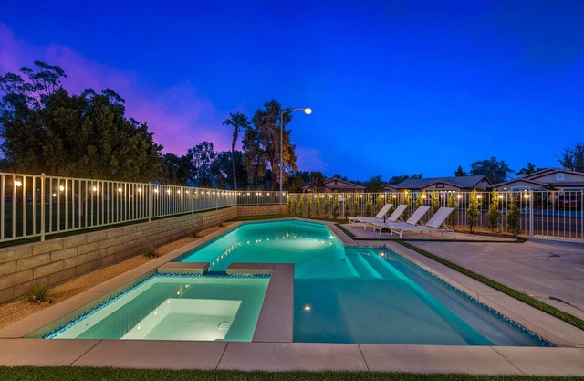 Newly renovated DESERT RETREAT *Private oversized Pool* Walk to Stagecoach