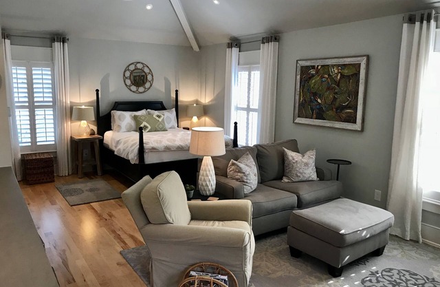 Newly renovated detached garage studio apartment 5 miles from downtown!