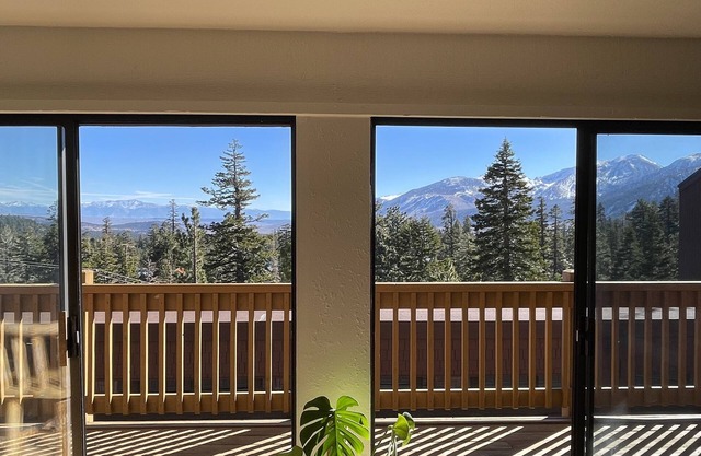 Newly Renovated & EPIC VIEWS walk to Canyon Lodge