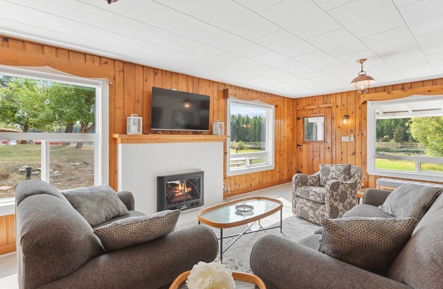 Newly Renovated, Eureka Lakefront Retreat!