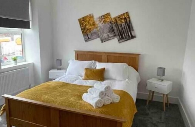 Newly renovated flat in Ahsteadnn