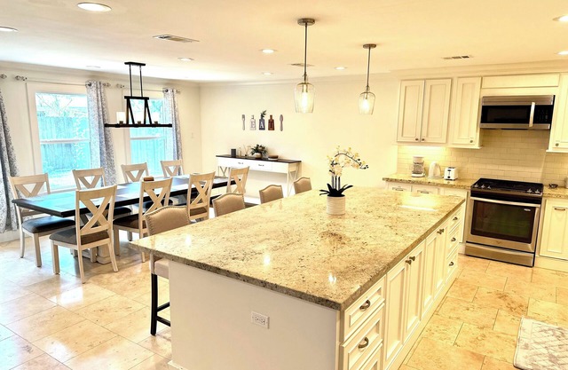 Newly Renovated Home, Centrally Located, Sleeps 10