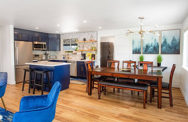 *NEWLY Renovated* King Bed Retreat in North Tacoma