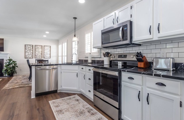 Newly Renovated Modern Home centrally located in Cary, near RDU and PNC Arenan