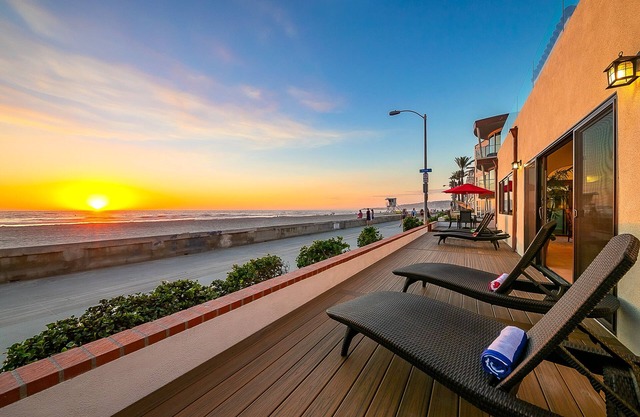 Newly Renovated Oceanfront 8BD/2 Houses w/AC, Hot Tub, Firepit, & Huge Rooftop Deck!