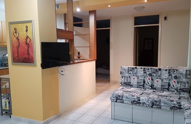 Newly renovated, quiet & spacious, 30 second walk to beach, 7 min to old town