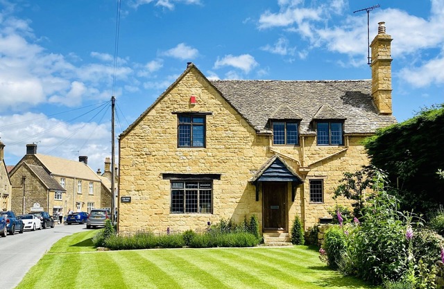 Newly renovated traditional Cotswold house with hot tub and sauna
