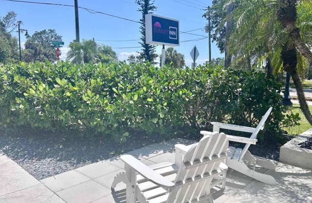 Newly Renovated Charlotte Harbor - Sunset Inn #4