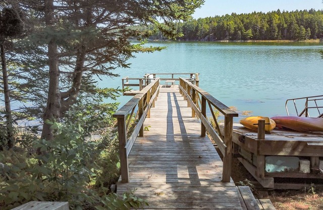 Newly updated cottage directly on Maple Juice Cove