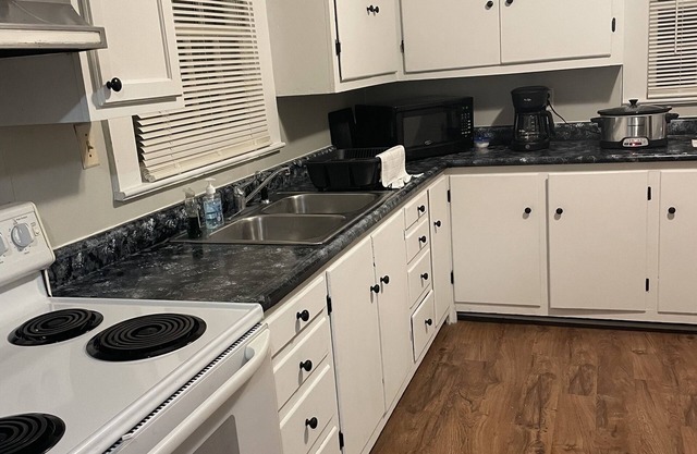Next door to Wildlife Mgmt Area. Full kitchen, washer/dryer.