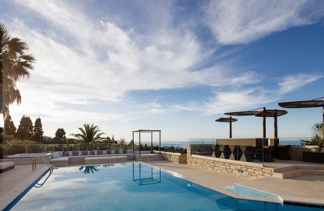 Next to the city & beach, panoramic sea views, indoor and outdoor pool