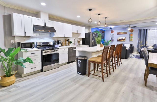 Nice 3bd/1ba Triplex 1mi to ATT stadium