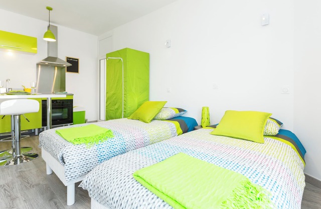 Nice air-conditioned studio of 27 m2 with veranda and balcony in Avignon