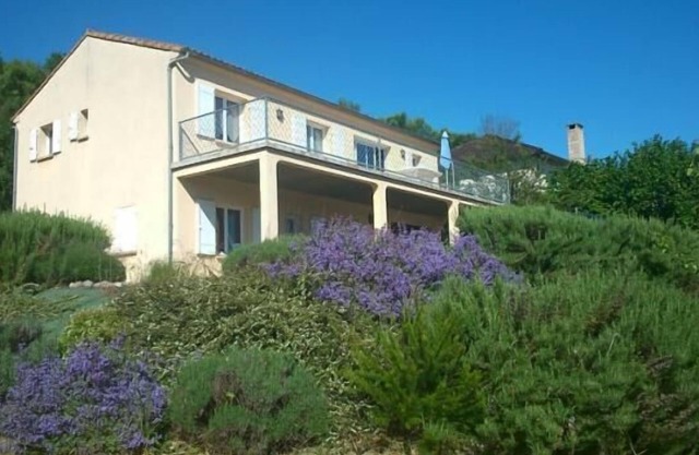 Nice and bright house, 3 stars in the Lot for the pleasure of all.