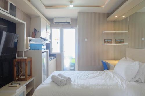 Nice and Fancy Studio at Green Pramuka City Apartment By Travelio