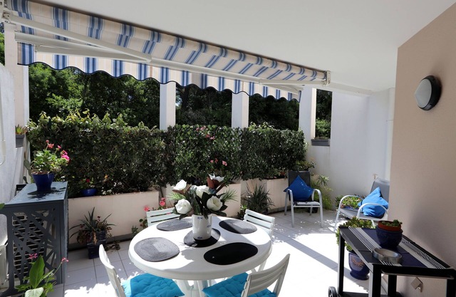 Nice apartment by the sea with air-conditioned, swimming pool, Wifi, private Box