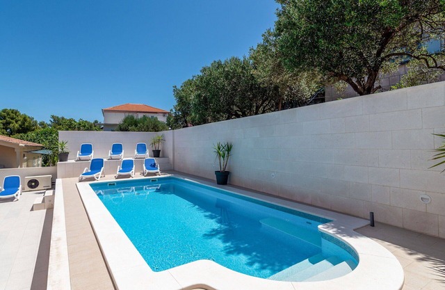 Nice apartment for 6 guests with WIFI, hot tub, pool, A/C, TV, terrace and parking