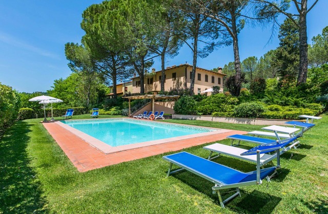 Nice apartment in villa for 4 people with WIFI, pool, TV, patio, pets allowed and panoramic view