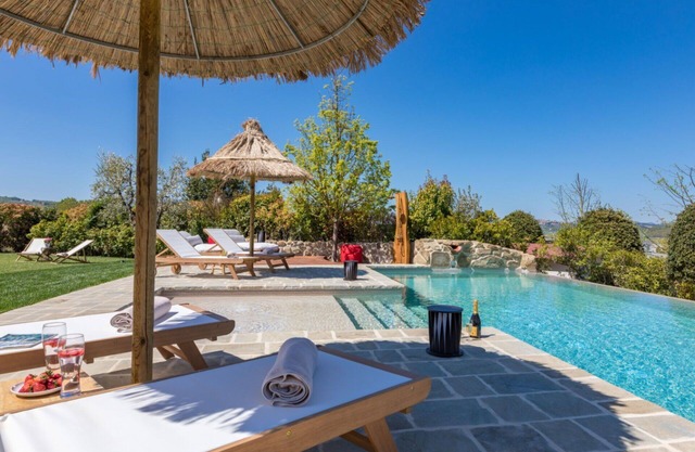 Nice apartment in villa with pool, hot tub, WIFI, A/C, TV, veranda, panoramic view and parking