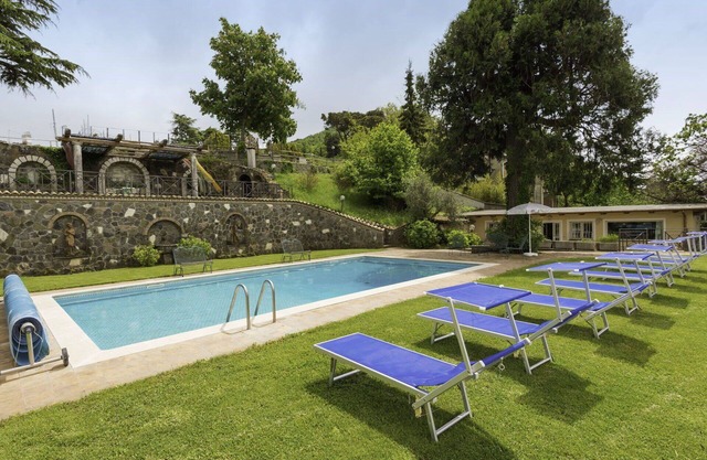 Nice apartment in villa for 13 people with WIFI, private pool, A/C, TV and patio
