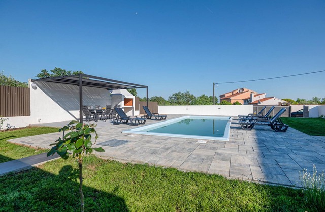Nice apartment in Prkos with WiFi