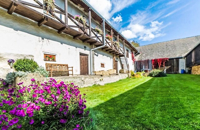 Nice apartment in villa for 3 people with pool, WIFI, TV, pets allowed and parking