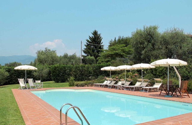 Nice apartment in villa for 6 guests with pool, WIFI, TV, patio and pets allowed