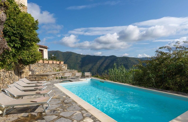 Nice apartment for 6 people with WIFI, pool, TV, terrace, pets allowed, panoramic view and parking