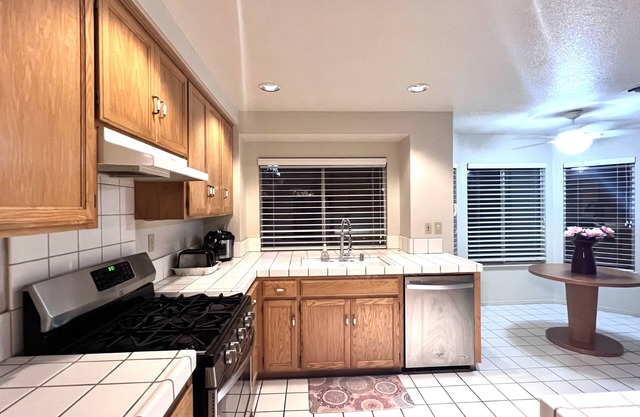 Nice Big Bedroom in 2500 SQFT Single House p2