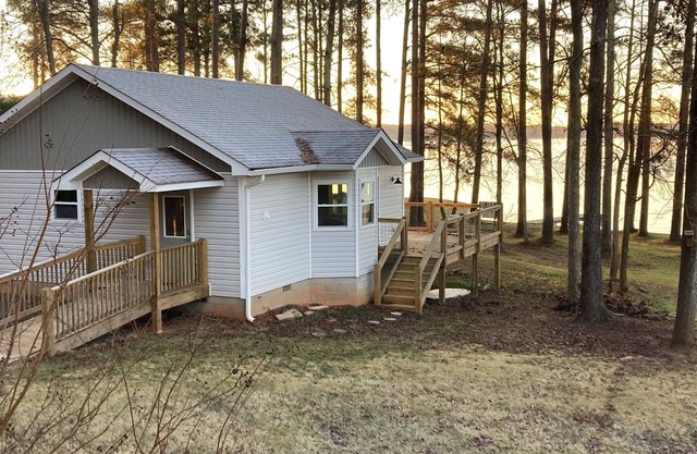 Nice cottage located on Lake Sinclair. Lots of room with great views