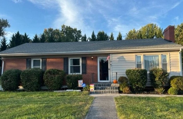 Nice cozy home in a fantastic neighborhood. Close to restaurants and shopping.