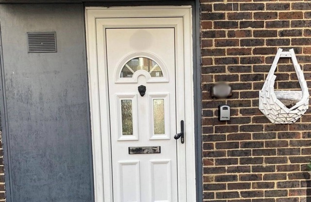 Nice cozy house with WiFi close to the Elizabeth line