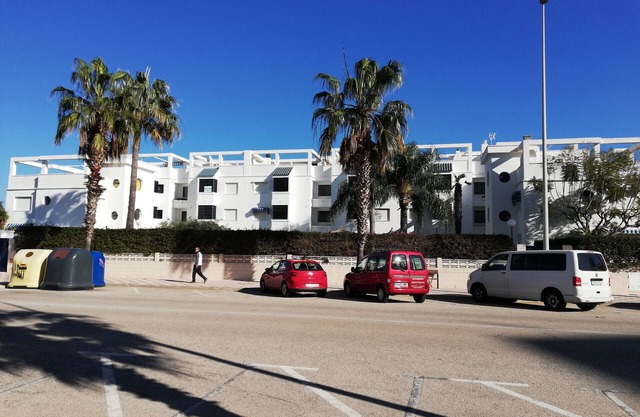 Nice ground floor apartment, three bedrooms on the first line, WIFI, large terrace and garden for private use!